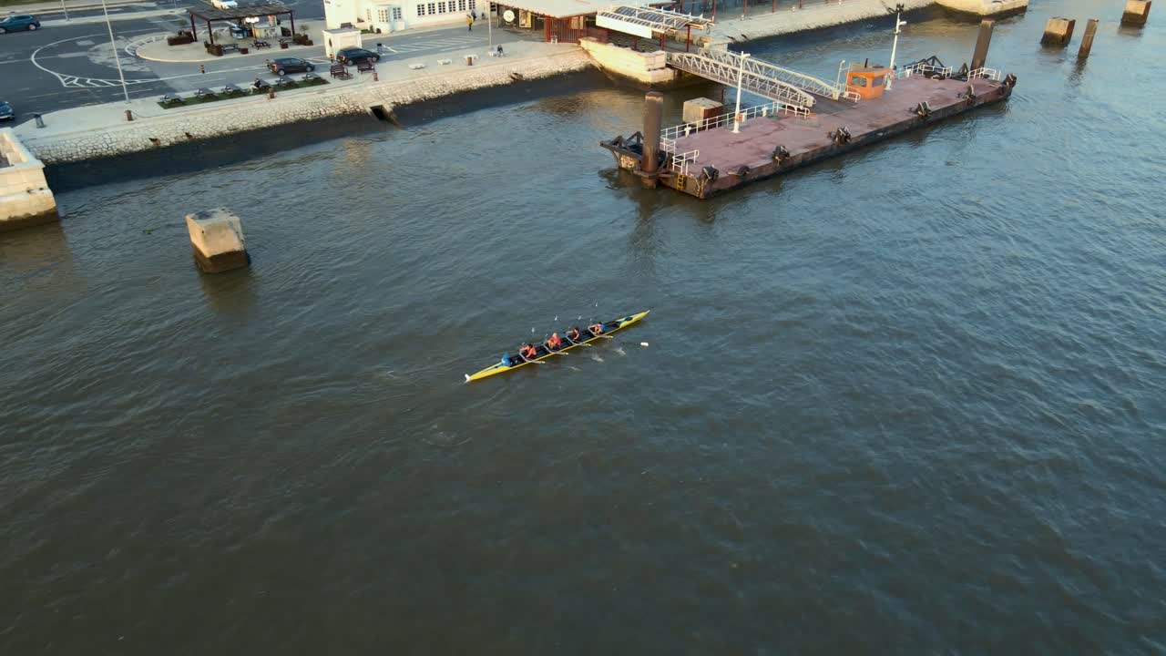 un barco en el río tajo en lisboa, portugal, filmado con un avión no tripulado durante la puesta de sol