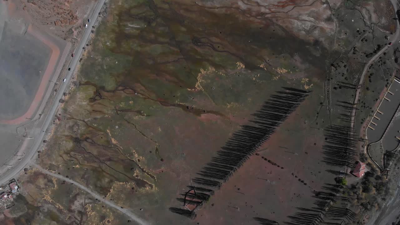 toma aérea que muestra un terreno pantanoso junto a una carretera-4k