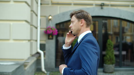 Smiling-businessman-talking-on-the-phone-outdoors