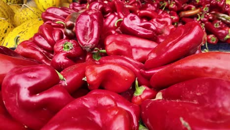 montón de pimientos rojos