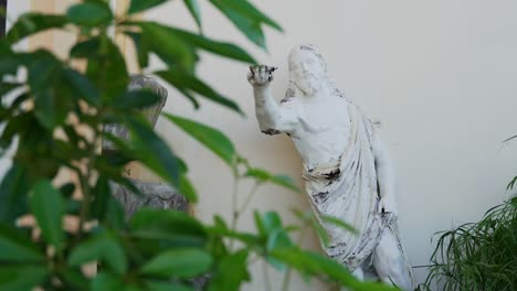 estatua de jesucristo ubicada fuera de una iglesia