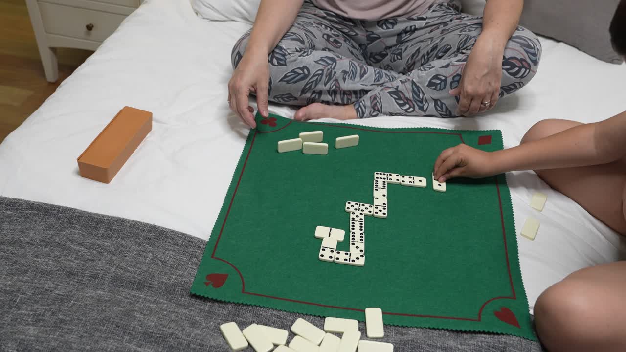 Persone che giocano a domino su un letto