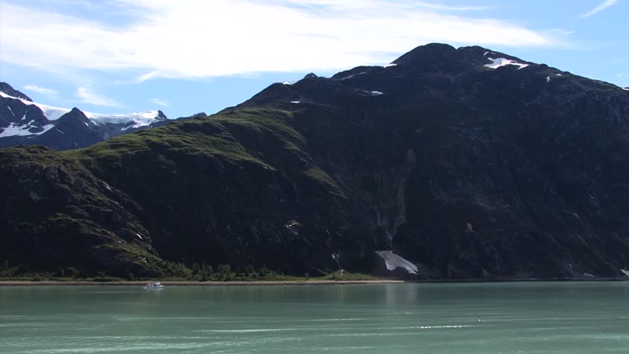 알래스카의 여름. 내부 통로를 통해 크루즈