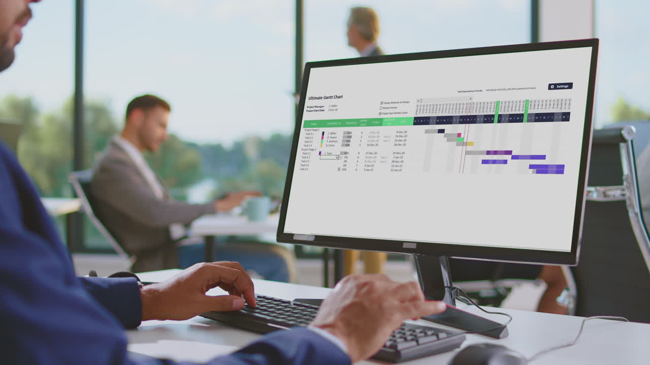 equipo de negocios trabajando en el proyecto de gráfico de gantt en la oficina