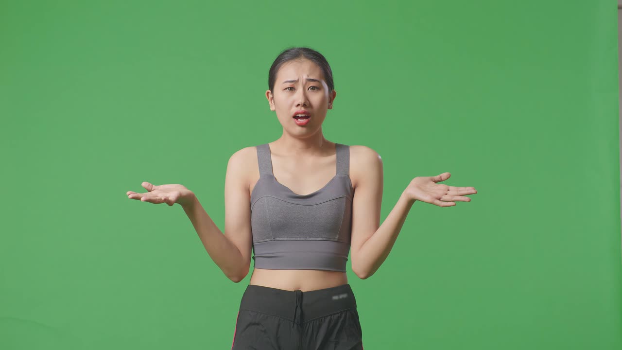 스포츠 의류 를 입은 여자 가 혼란 스럽다