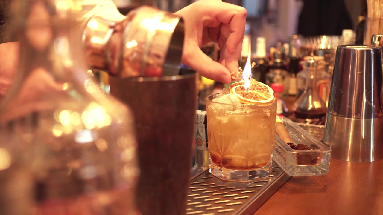 Mixology di cocktail in fiamme. Un cocktail d'eccezione con decorazione fiammeggiante