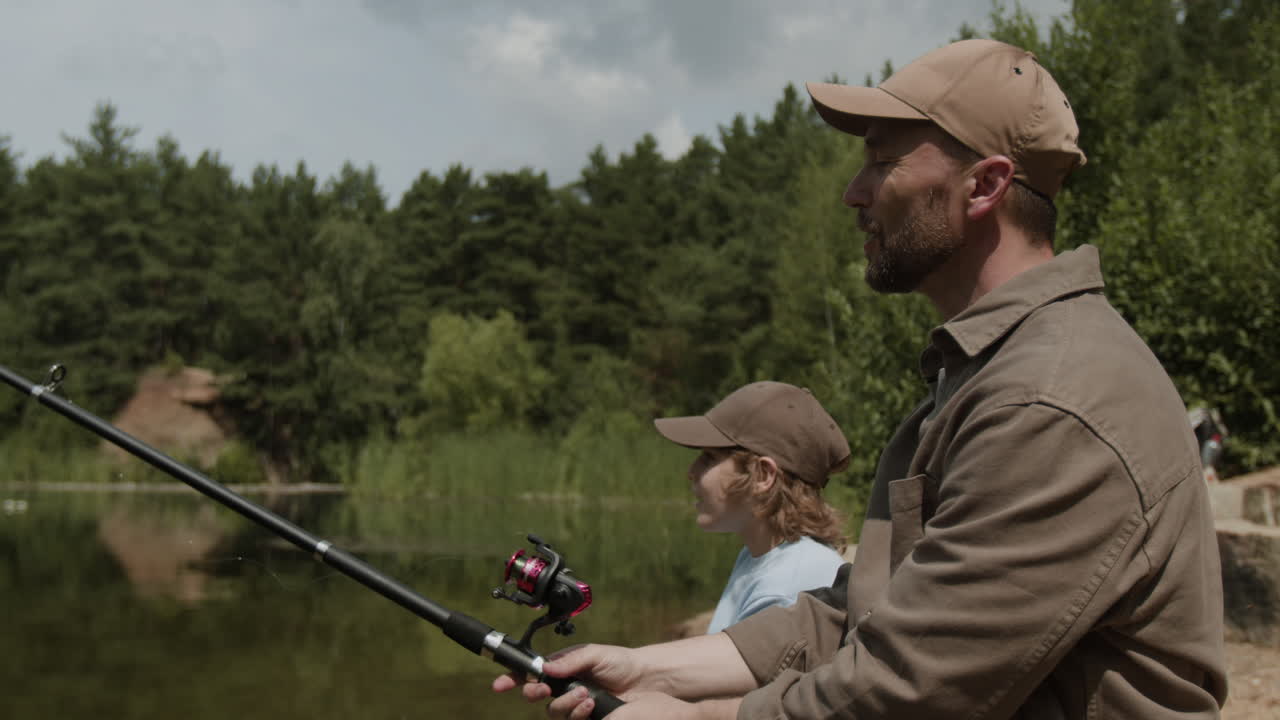 padre e hijo pescando en un lago
