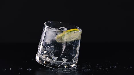 glass of gin and tonic with lime