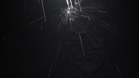 rociar gotas sobre un fondo negro