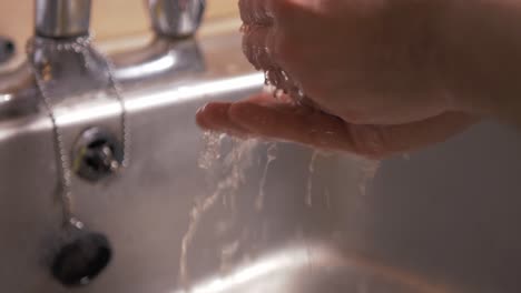 Händewaschen-Unter-Fließendem-Wasser-Mit-Seife
