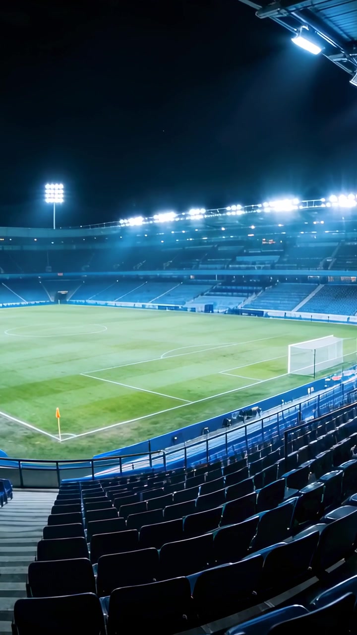Video verticale: Telecamera che si inclina rivelando un campo vuoto da una tribuna coperta, mostrando la porta e le luci.
