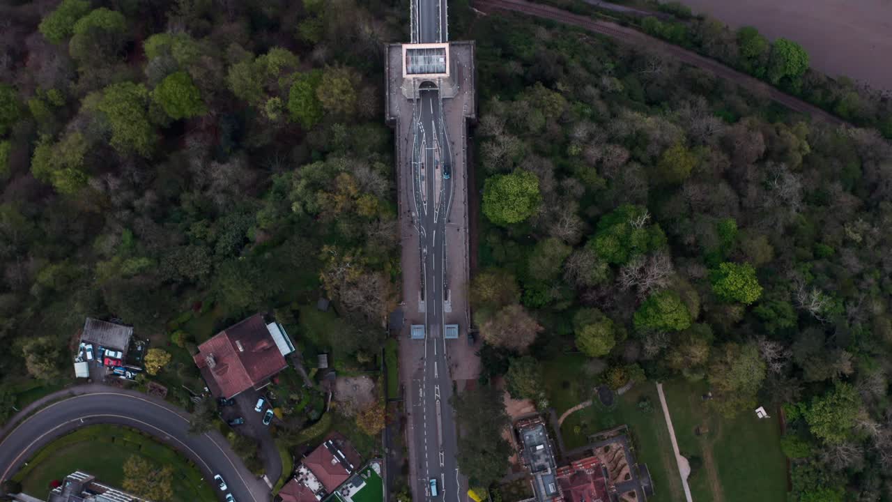 에이번 강 위의 클리프톤 현수교의 하향식 드론 샷