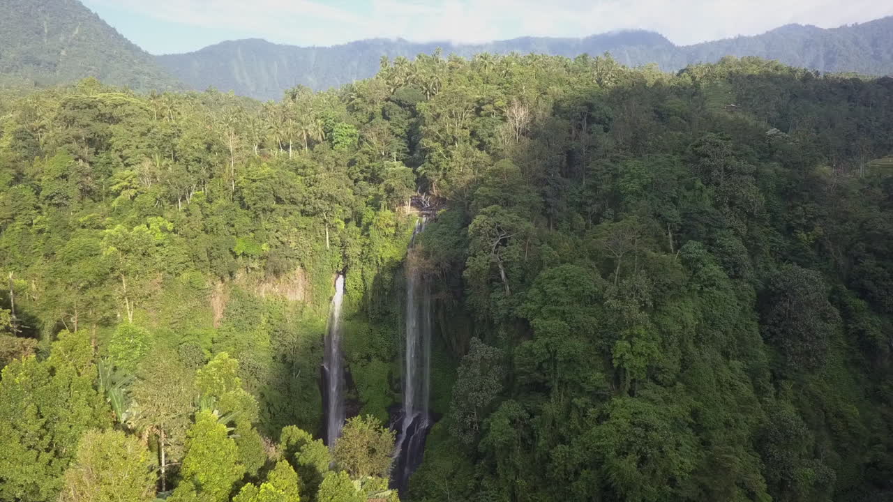vuelo aéreo sobre la cresta de la jungla hasta la cascada de múltiples cascadas en bali idn