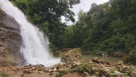 Scenic-Waterfall-in-Jungle-Rainforest-in-Rio-Tanama,-Puerto-Rico---Static