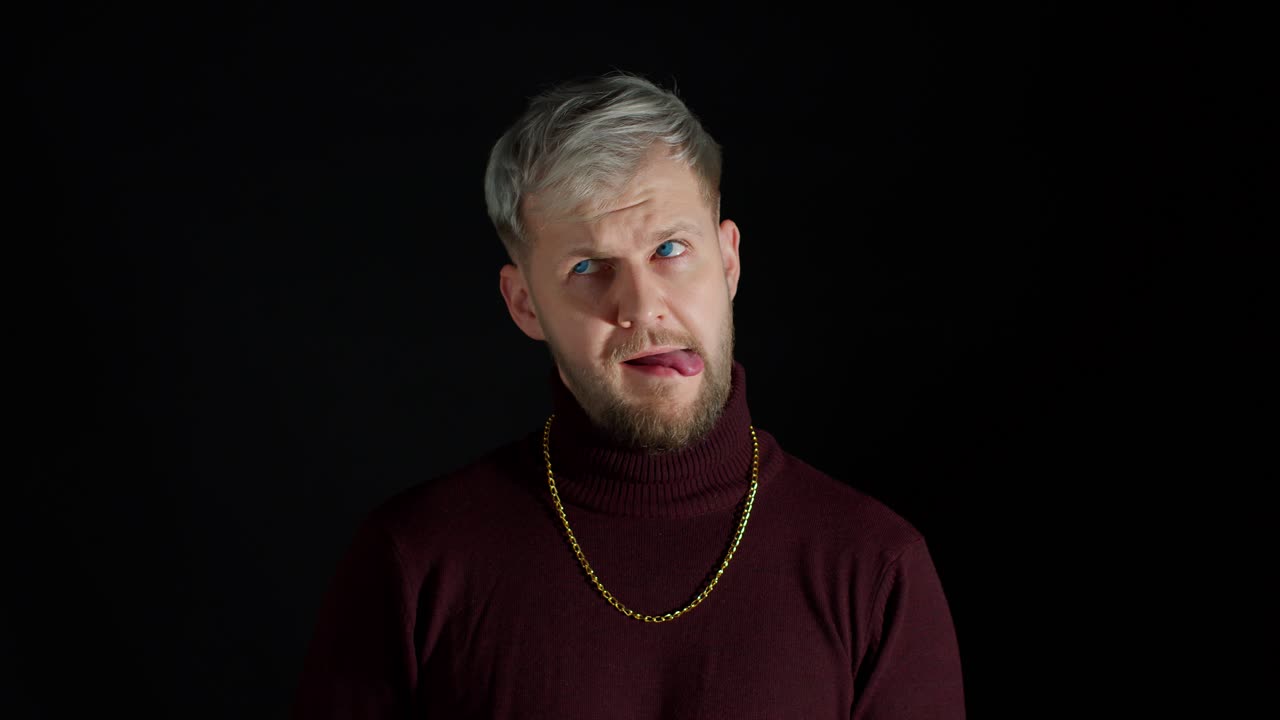 cómico estúpido elegante hombre haciendo caras tontas graciosas, haciendo el tonto, mostrando la lengua, sin cerebro