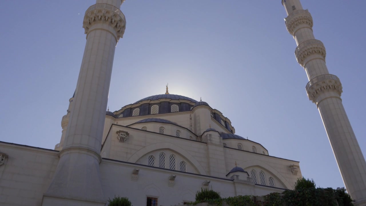 Tirana Albania Grande Moschea Namazgah Architettura Ottomana Cupola Minareto Vista dal basso verso l'alto.