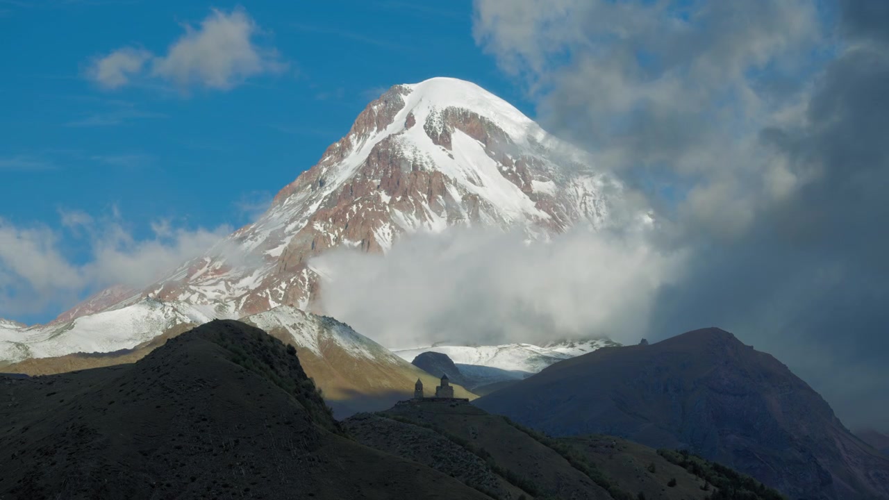 Timelapse di nuvole sopra la chiesa