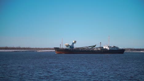 barco de carga en un río en invierno
