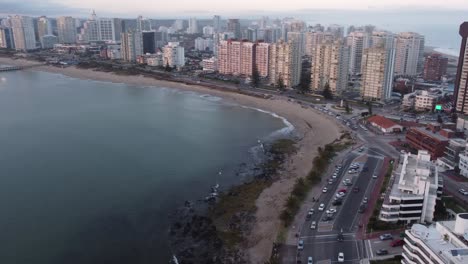 Vista-De-Pájaro-De-La-Ciudad-Costera-De-Punta-Del