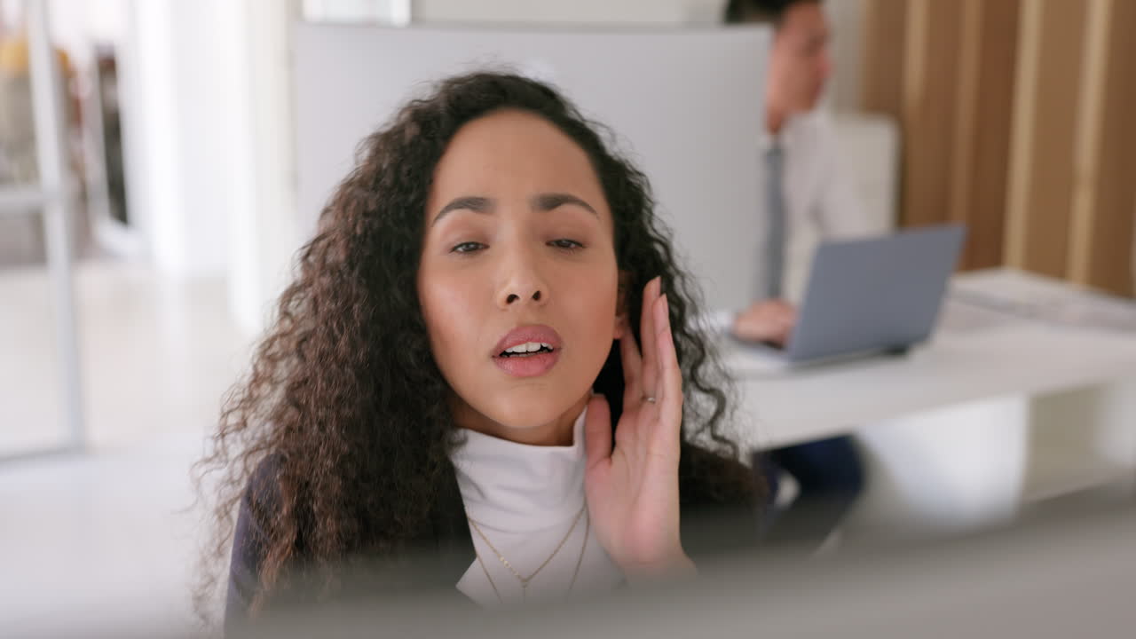 agotamiento, computadora o mujer negra con estrés