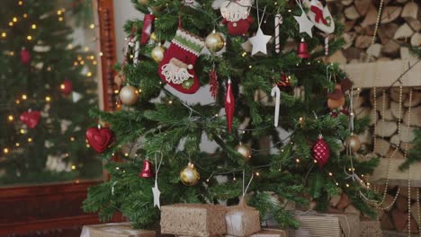 árbol de navidad decorado con adornos