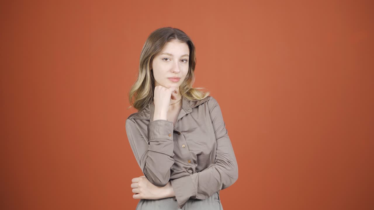 mujer joven guiñando el ojo a la cámara.
