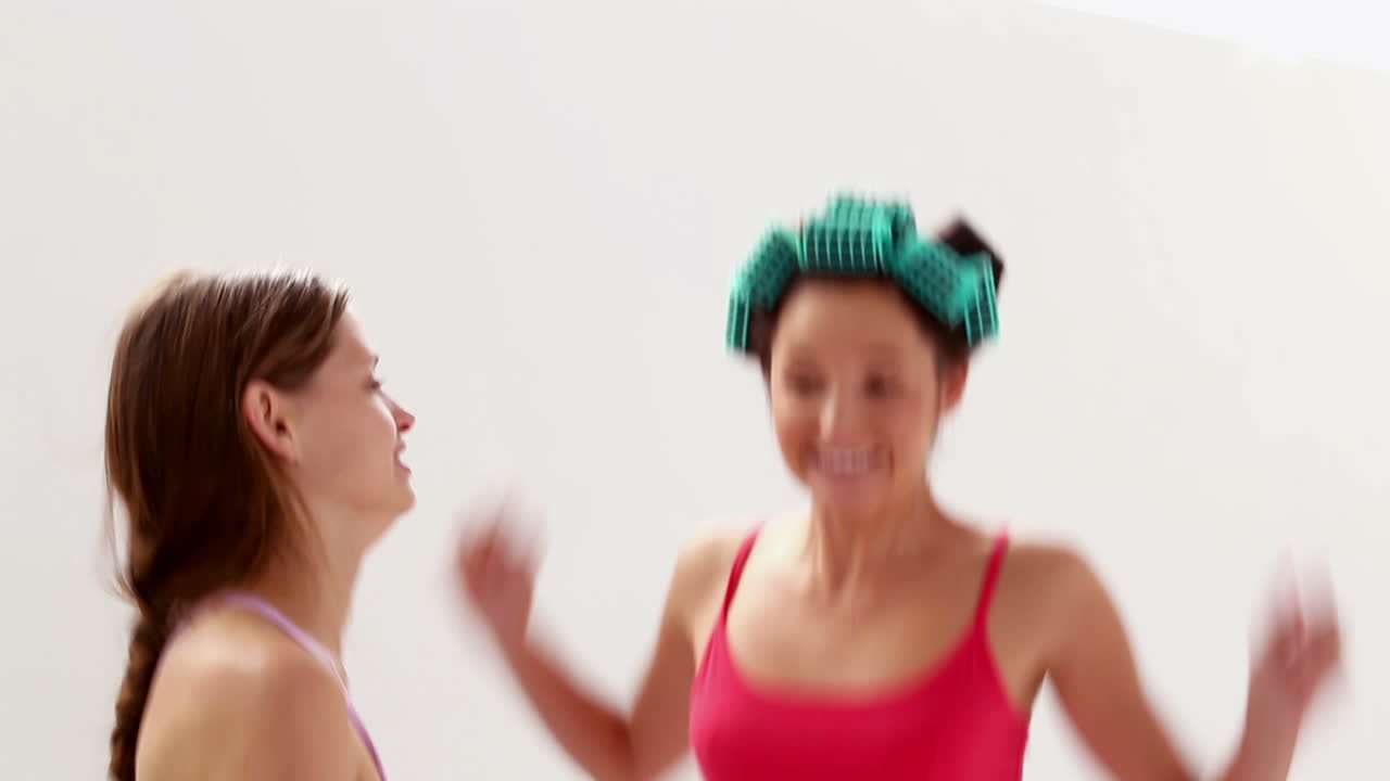 chicas divirtiéndose en una fiesta de pijama