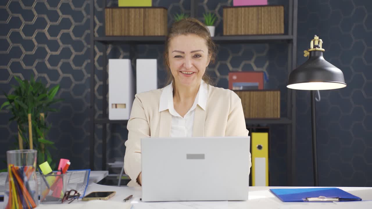 Donna d'affari che lavora al laptop e si sente soddisfatta