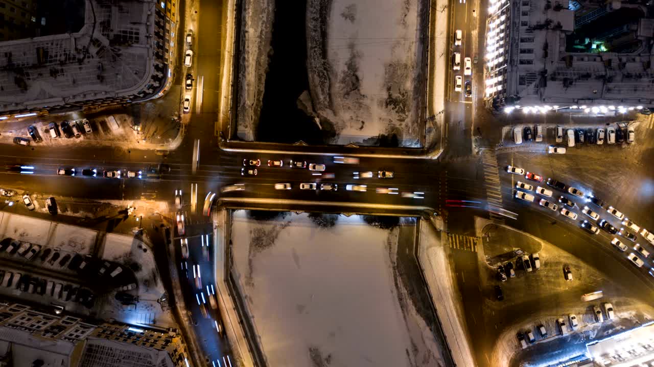 vídeo de lapso de tiempo: vista aérea del tráfico en el puente en la noche de invierno