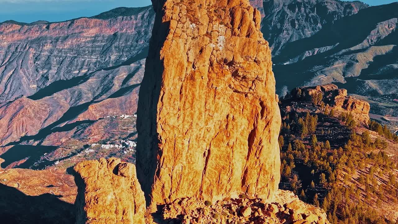 Gran Canarias landskabsudsigt med stor klippeformation og bjerge