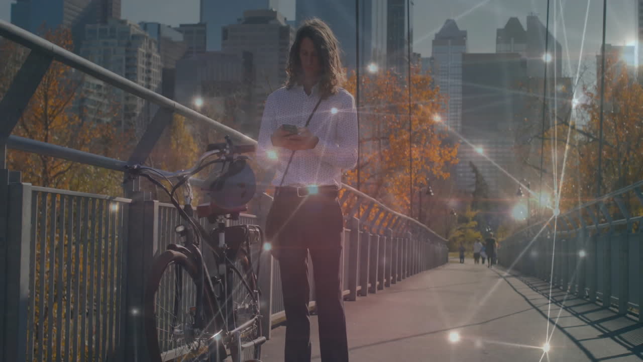 анимация сети соединений через женщину, использующую смартфон в городе