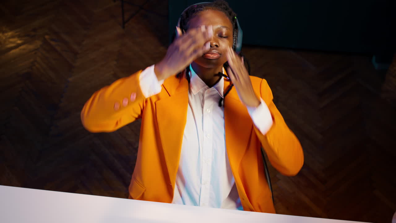 Giovane allievo che si rilassa con la musica moderna sulle cuffie