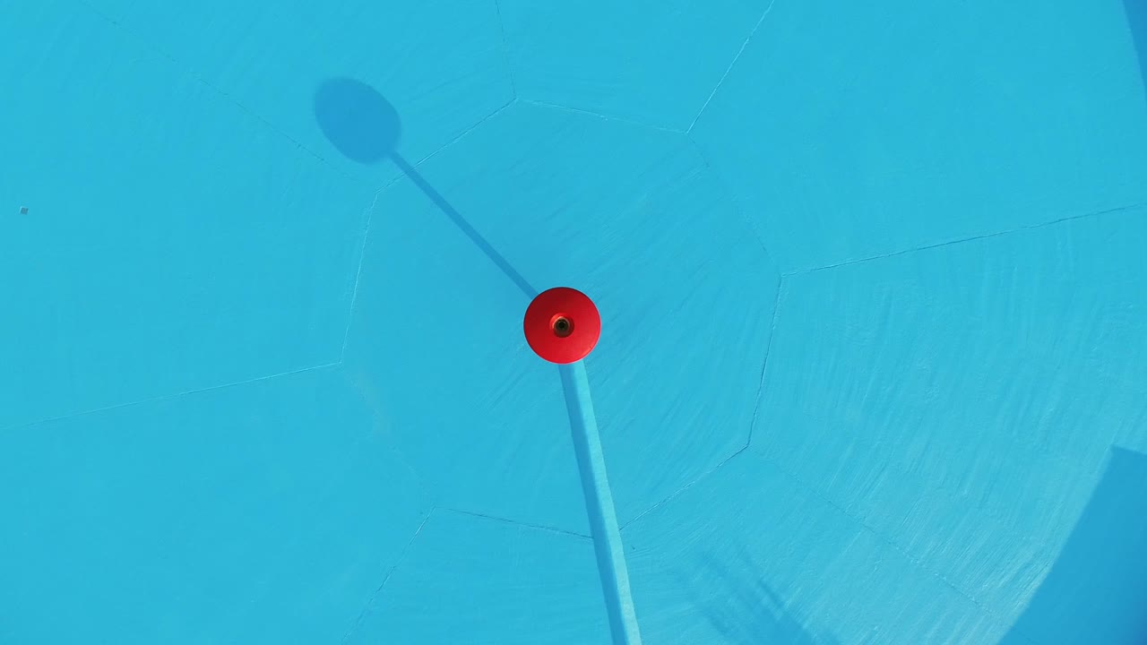 vista aérea de una piscina vacía con fondo azul.