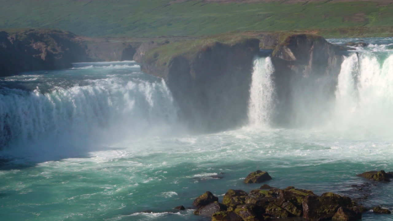 una toma en cámara lenta de la cascada de godafoss en el norte de islandia.