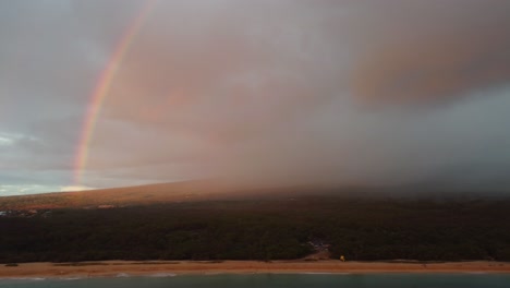 Toma-Aérea-Lenta-Cinematográfica-De-Un-Arco-Iris-Sobre-La-Hermosa-Playa-Del-Sur-De-Maui,-Condado-De-Maui,-Hawai