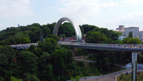 Landscape-of-Pedestrian-bridge-over-Vladimirsky-descent-near-Peoples'-Friendship-Arch,-Khreshchatyi-park