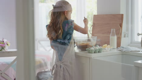 niña linda horneando mezclando ingredientes en el cuenco preparando receta para cupcakes caseros divirtiéndose haciendo deliciosas golosinas en la cocina 4k