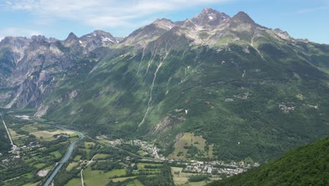parapentes flotando sobre el valle de eau d'olle en alpe d' huez, alpes franceses - panorámica a la derecha