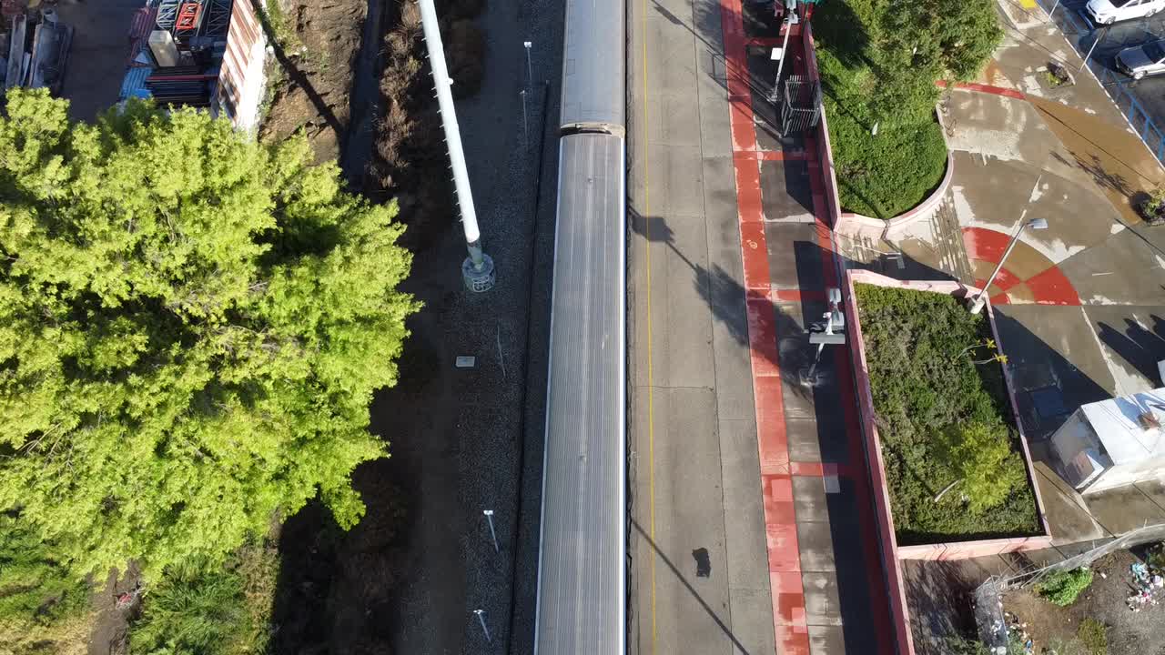 기차가 현지 역에 도착하다