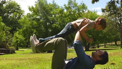 padre e hijo jugando y bromeando juntos en el parque