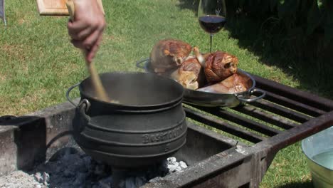 Kochen-In-Einem-Pootjie-über-Dem-Feuer