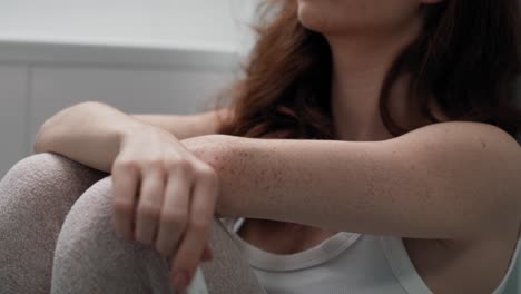 mujer caucásica en el baño esperando el resultado de la prueba de embarazo.