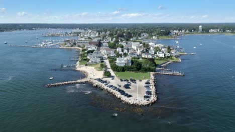 Pan-left-across-Dubois-Point-Stonington-Connecticut-on-sunny-day,-iconic-victorian-era-sea-houses-with-docks