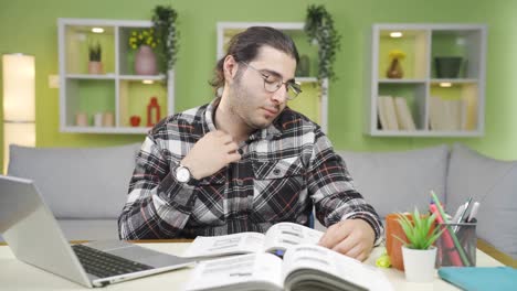 el joven que está aburrido y sofocado en casa en el calor del verano.