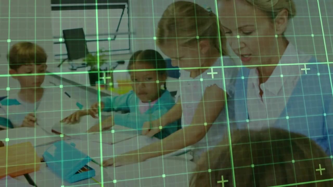 Mädchen im Rollstuhl nutzt Tablet, Lehrerin platziert Buntstift, leitet gemeinsames Skizzieren im Klassenzimmer an.