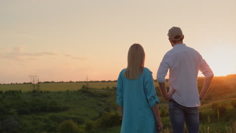 Un-Par-De-Agricultores-Miran-Hacia-Un-Pintoresco-Valle-Donde-Se-Pone-El-Sol