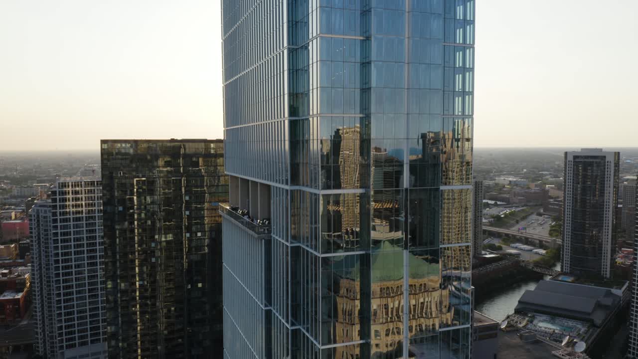 드론이 날아올라 현대적인 마천루를 드러냄, 붐 업-집 업