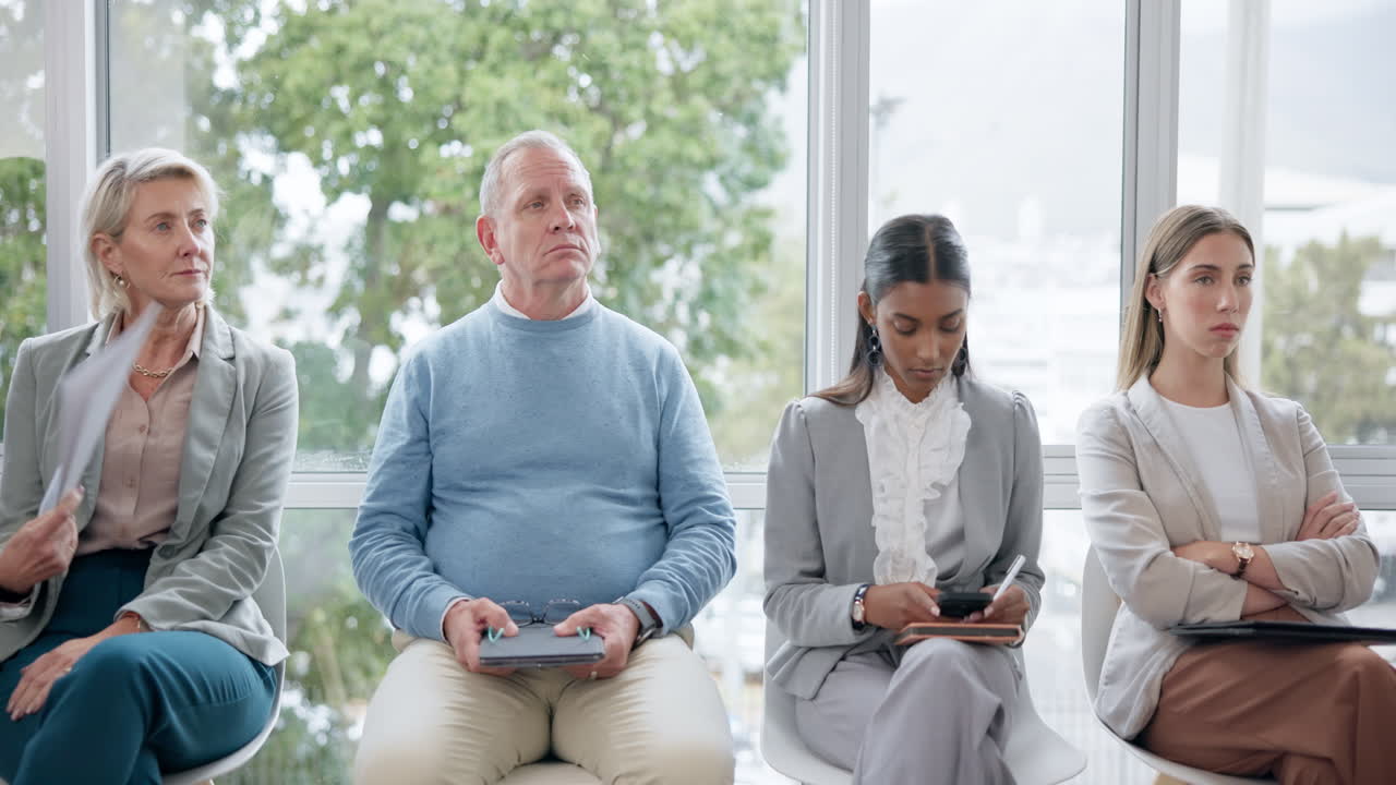사업가들, 고용하고 기다리는
