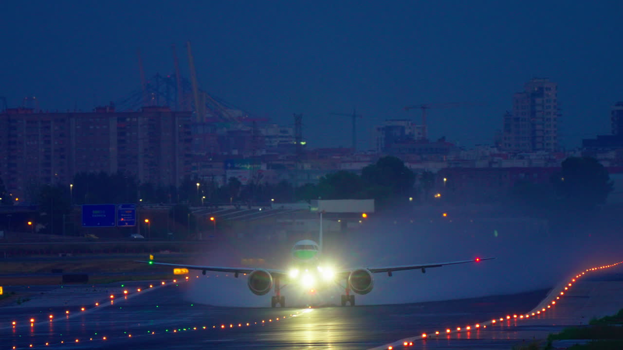 avión despegando por la noche
