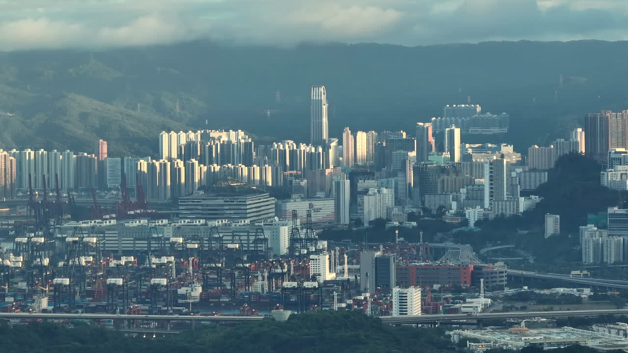 toma de camiones con drones del gran puerto de contenedores industriales con tsuen wan en el fondo en un día nublado